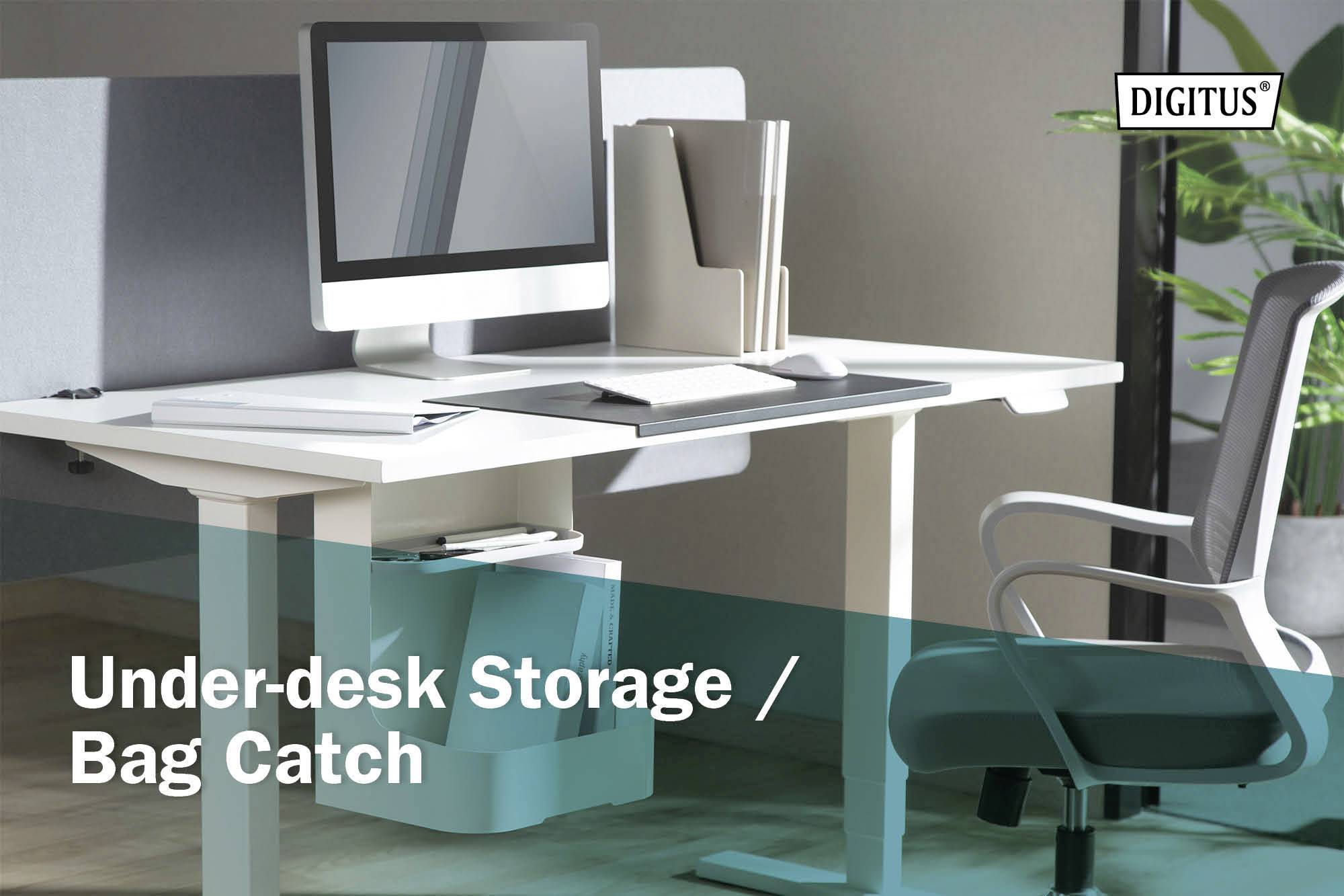 Een moderne bureau met een computer, bureauaccessoires en een stoel. Links in het beeld: Tekst 'Onder-bureau Opbergruimte / Tas Opvang'.