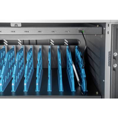 Open laadkast met meerdere blauwe vakken voor opslag en opladen van elektronische apparaten. Een oplaadkabel is zichtbaar.