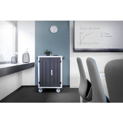 Een moderne vergaderzaal met een klok aan de muur, een whiteboard met een wiskundige formule, en een tafel met stoelen.