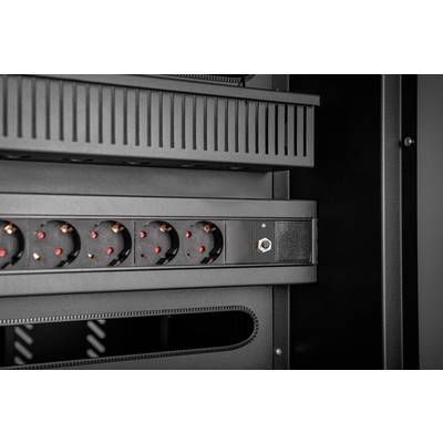 Een serverrek met meerdere stroomaansluitingen en ventilatierooster, gereed voor installatie van IT-apparatuur in een technische ruimte.