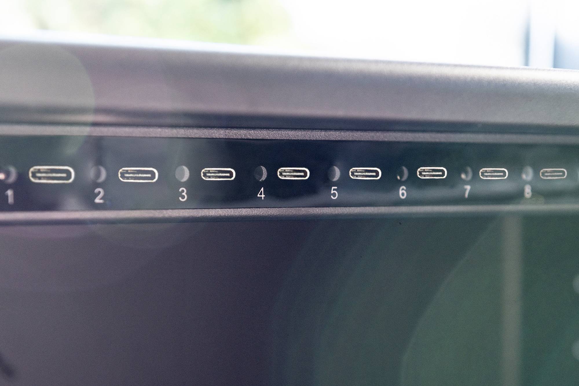 Een reeks genummerde USB-C-poorten (1 tot 8) aan de achterkant van een apparaat, geschikt voor het aansluiten van meerdere apparaten.