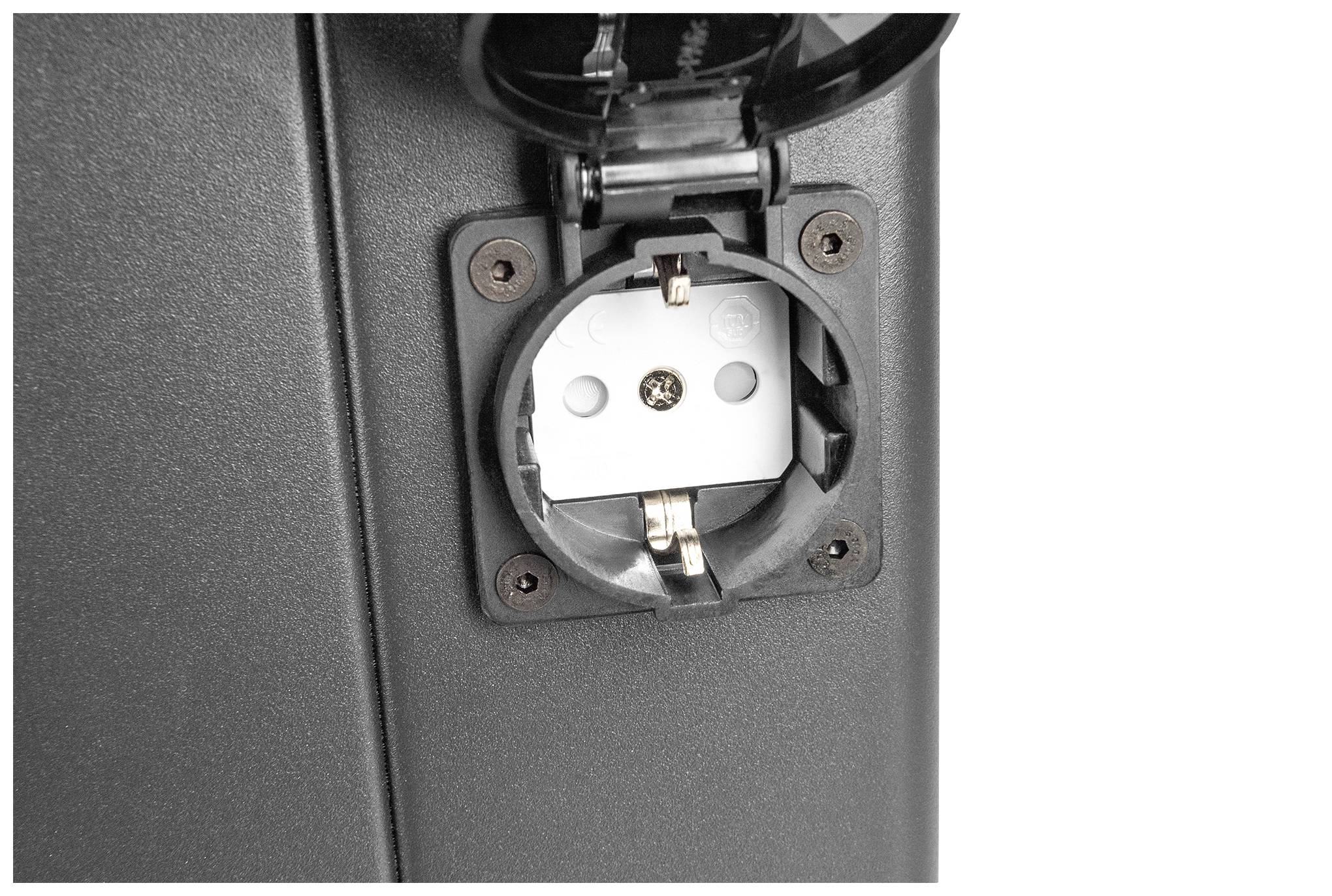 Zwarte elektrische stopcontact in een behuizing, geopend. Toont de interne contacten en een zichtbare schroefaansluiting.