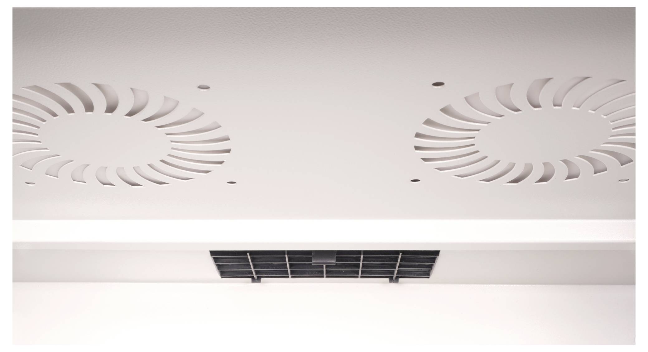 Twee ronde, witte ventilatierooster en een rechthoekig, zwart rooster eronder.