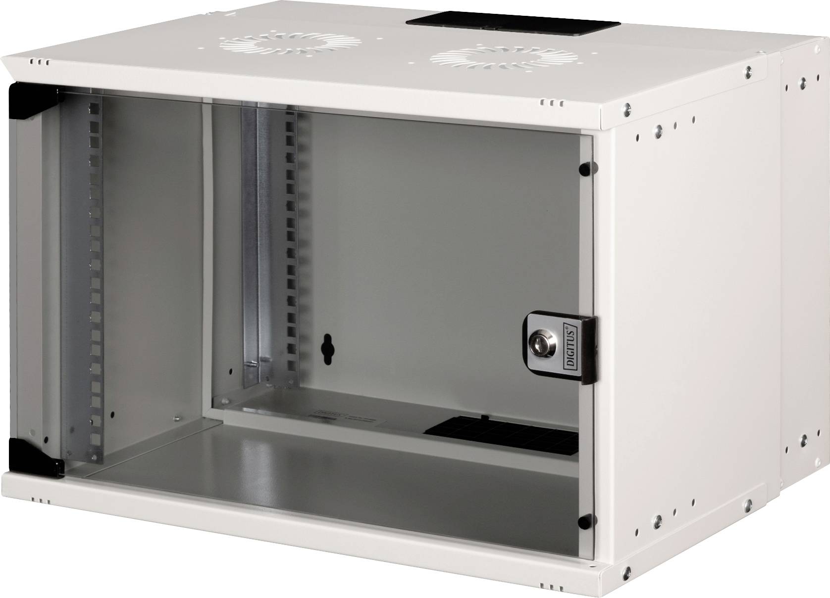 Witte, lege netwerkkast met glazen deur en ventilatiesleuven bovenaan, geschikt voor de opslag van server-apparatuur in kantoren of datacentra.