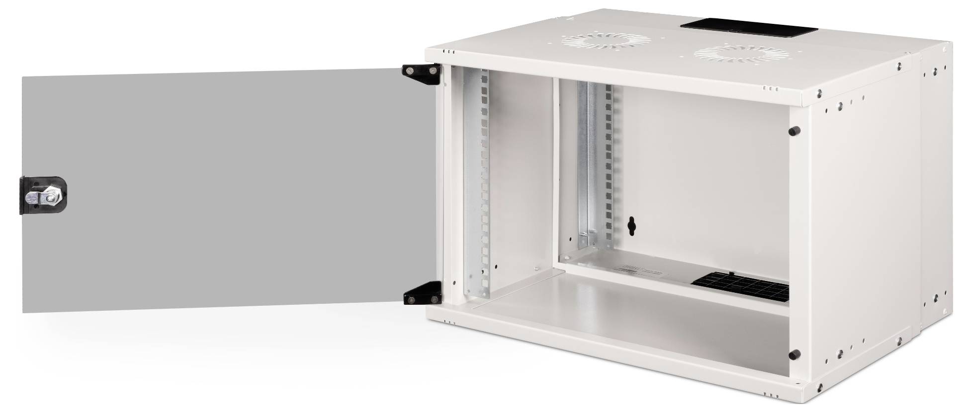 Een open serverrek met vier montagesteunen, een zijdelingse vergrendeling en ventilatieopeningen bovenaan, klaar voor technische apparatuur.