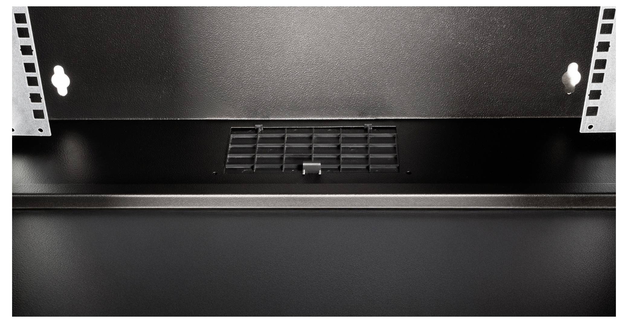Bovenzijde van een zwart serverbehuizing met ventilatierooster in het midden, symmetrische bevestigingsbeugels aan de zijkanten.