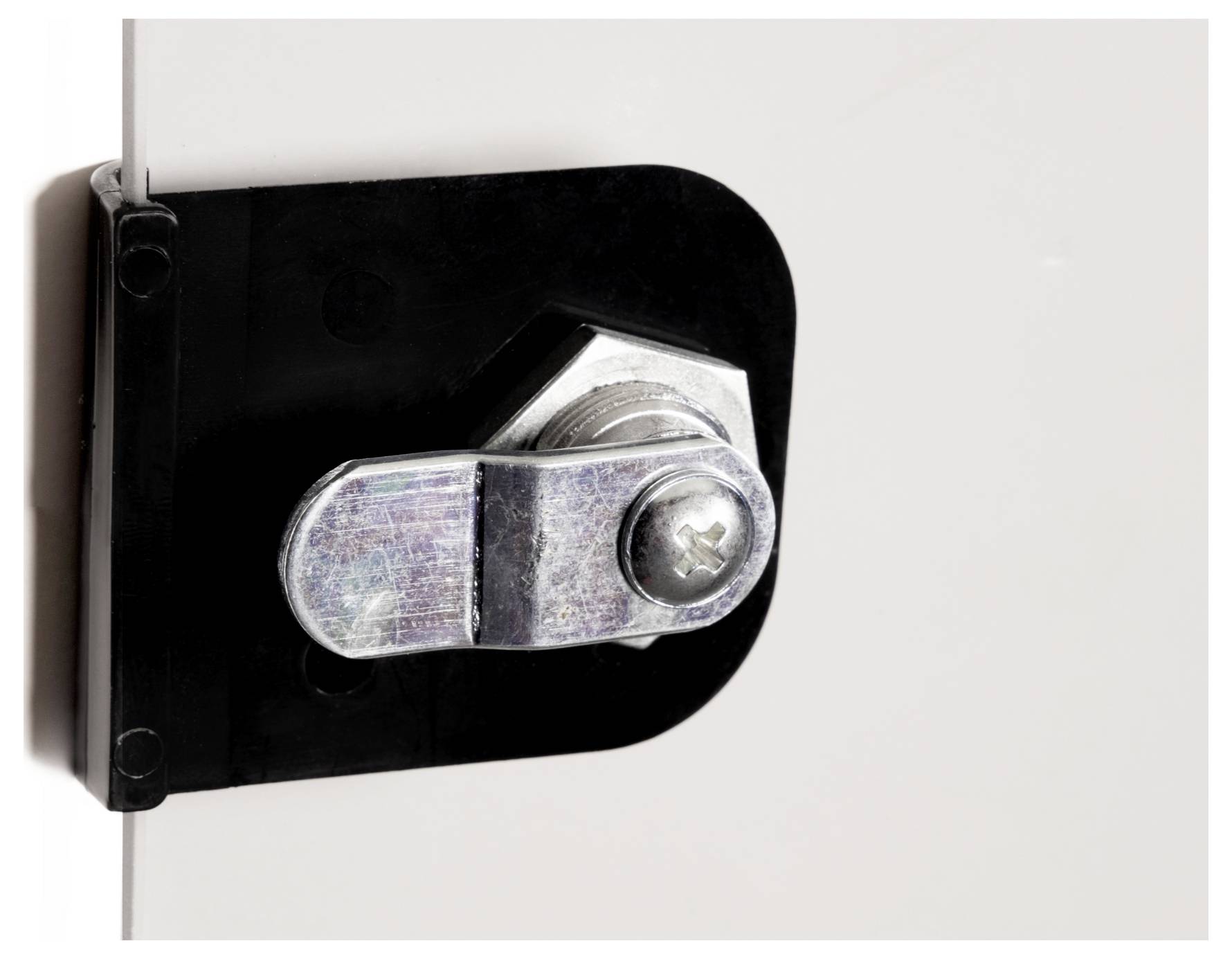 Een zilveren metalen slot met een ronde handgreep is bevestigd aan een zwarte beugel op een witte ondergrond.