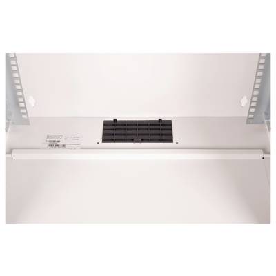 Een gesloten, leeg elektronicabehuizing met ventilatierooster aan de bovenkant.