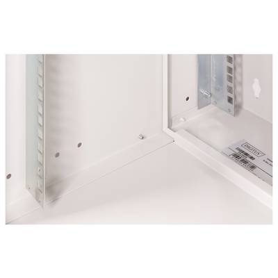 Een leeg, wit metalen behuizing met zichtbare schroefgaten en een subtiel fabrikantenlabel rechts onderaan.