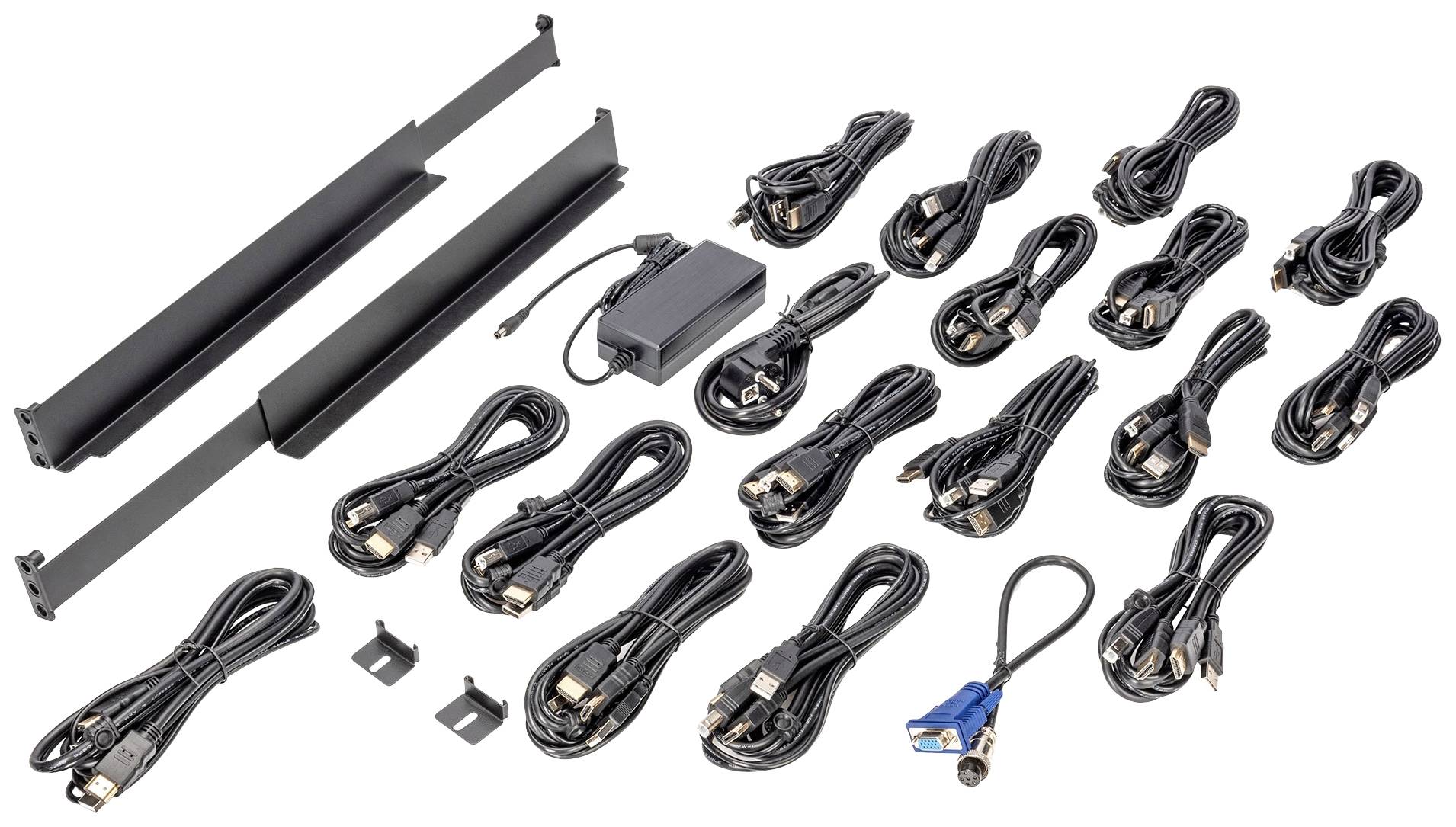Een set van 16 KVM-kabels, twee montagesteunen, een voedingsadapter en een VGA-naar-DVI-genderadapter, gerangschikt op een witte achtergrond.