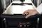 Een hand trekt een serverlade uit een rek in een datacenter. Op de achtergrond zijn nog meer technische apparaten zichtbaar.