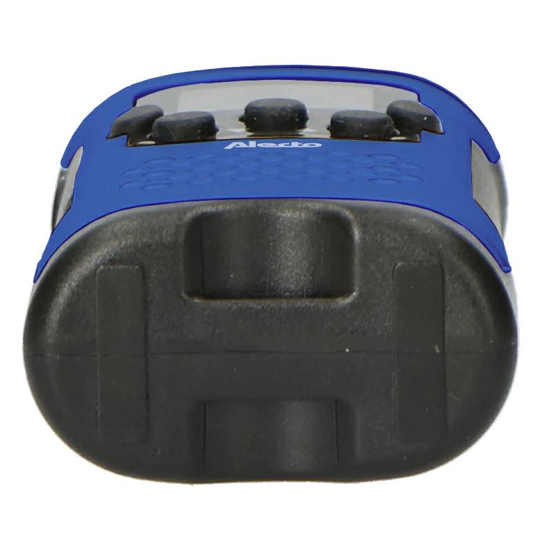 Een blauw, rechthoekig fietslicht met zwarte knoppen en een transparant gedeelte aan de voorkant.