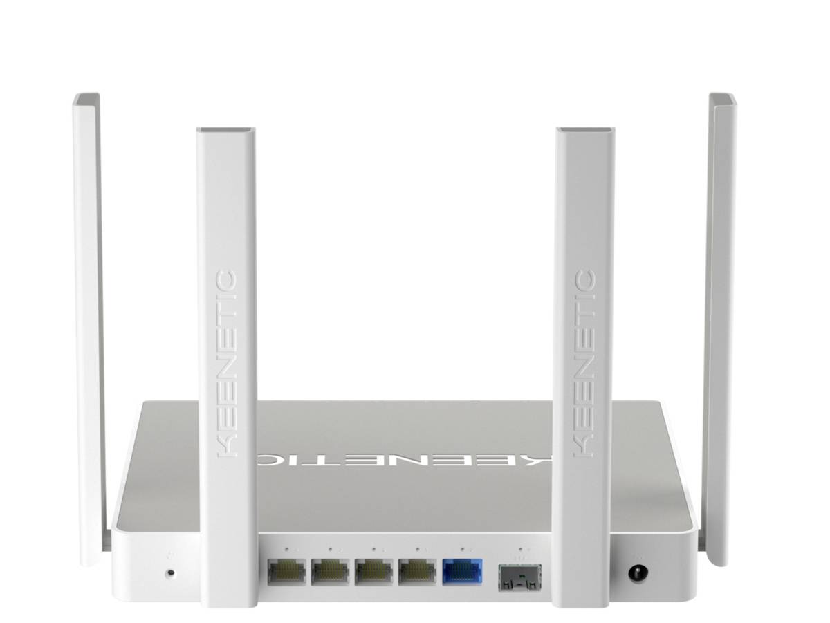 Een witte router met vier antennes en vijf netwerkpoorten aan de achterkant.