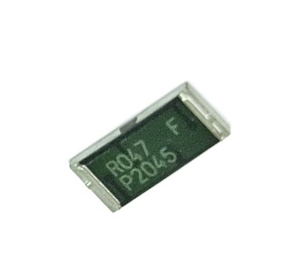 Een rechthoekige elektronische weerstand met het opschrift 'R047 F' en 'P2045' op een groene ondergrond.