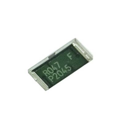 Een rechthoekige elektronische weerstand met het opschrift 'R047 F' en 'P2045' op een groene ondergrond.