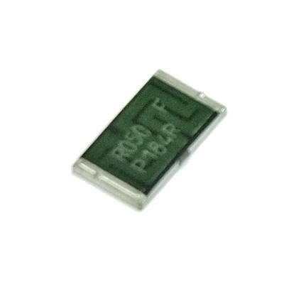 Een groene SMD-weerstand met de opdruk 'R000 P18Y' op de bovenkant, gebruikt in elektronische schakelingen.