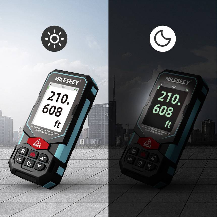 Een laser-afstandsmeter toont '210,608 ft' op een display. Links is het licht met een zonsymbool, rechts donker met een maansymbool.