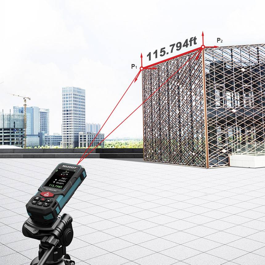 Een digitale laserAfstandsmeter meet de afstand tot een gebouwstructuur op een dak. De weergegeven afstand bedraagt 115,794 voet.