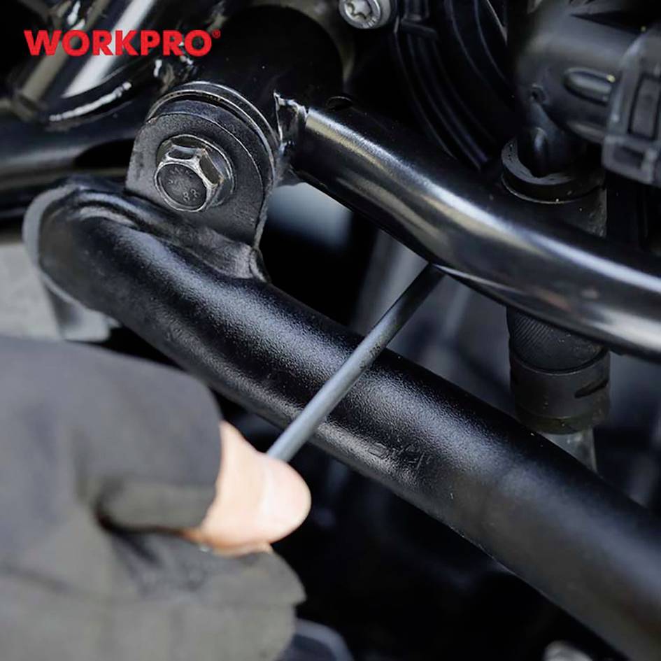 Een persoon trekt aan een zwarte metalen stang met een WORKPRO-handgereedschap. De afbeelding toont een gedetailleerde weergave van gereedschapsgebruik.