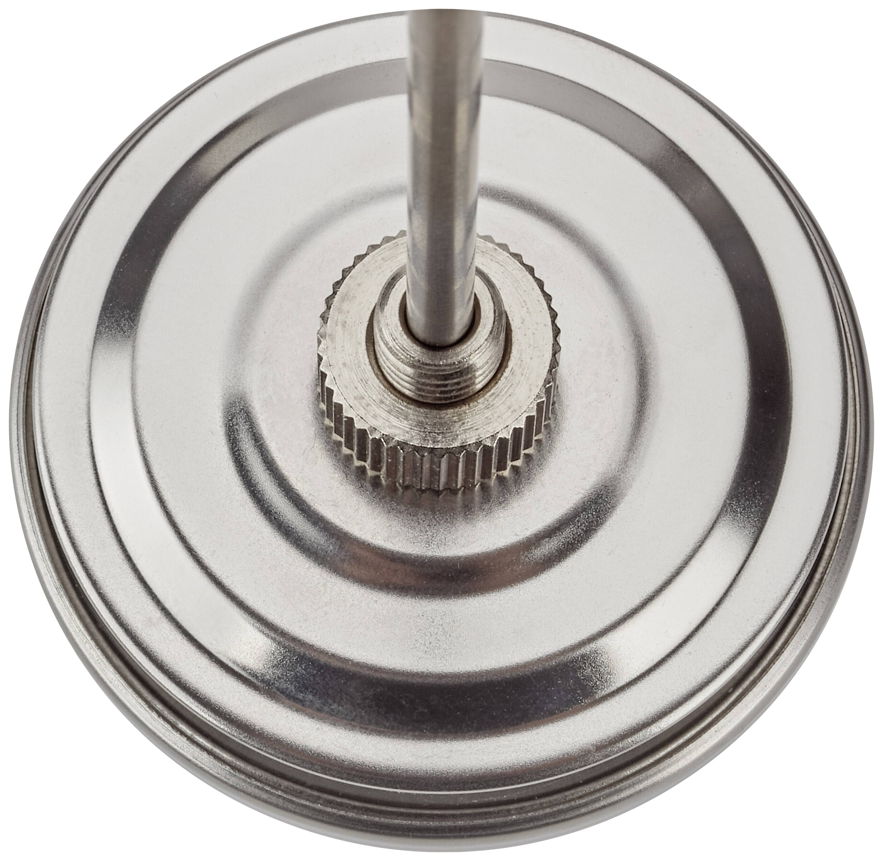 Close-up van een rond, metallisch voorwerp met een staaf in het midden. Het zou deel kunnen uitmaken van een mechanisch of technisch apparaat.