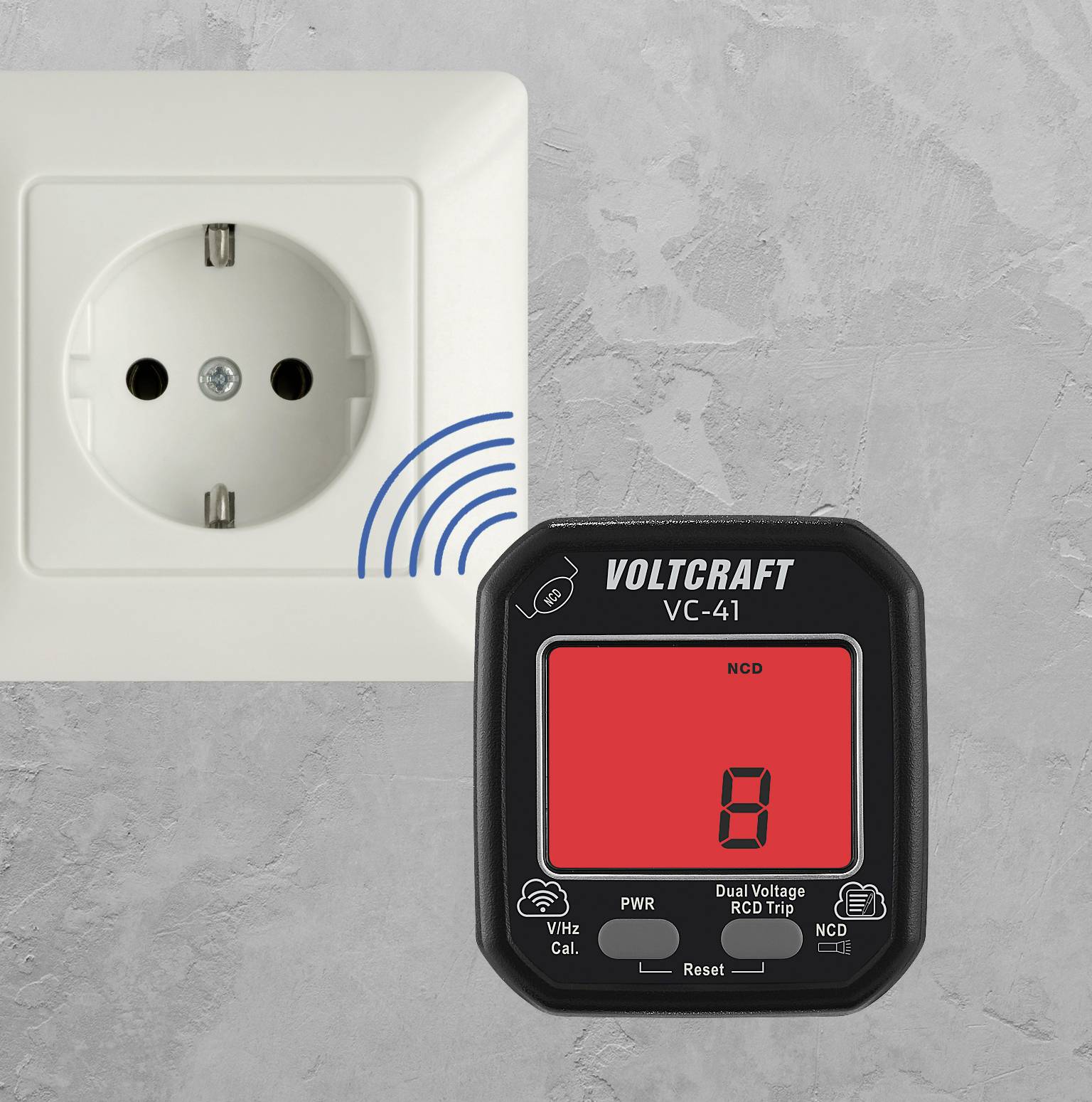 Een digitale spanningszoeker toont '8'. Hij ligt naast een wandcontactdoos. Het apparaat controleert spanning en aardlekfouten.