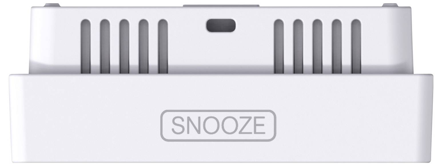 Een wit elektronisch apparaat met ventilatiesleuven en de tekst 'SNOOZE' op de voorkant. Het doel van het apparaat is onbekend.