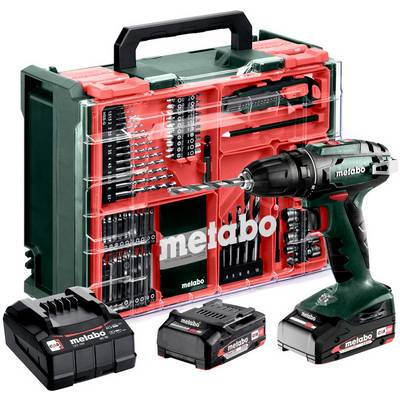 Metabo accu-boormachine set met boorbits, twee batterijen, oplader en rode draagtas in een duidelijke opbergdoos.