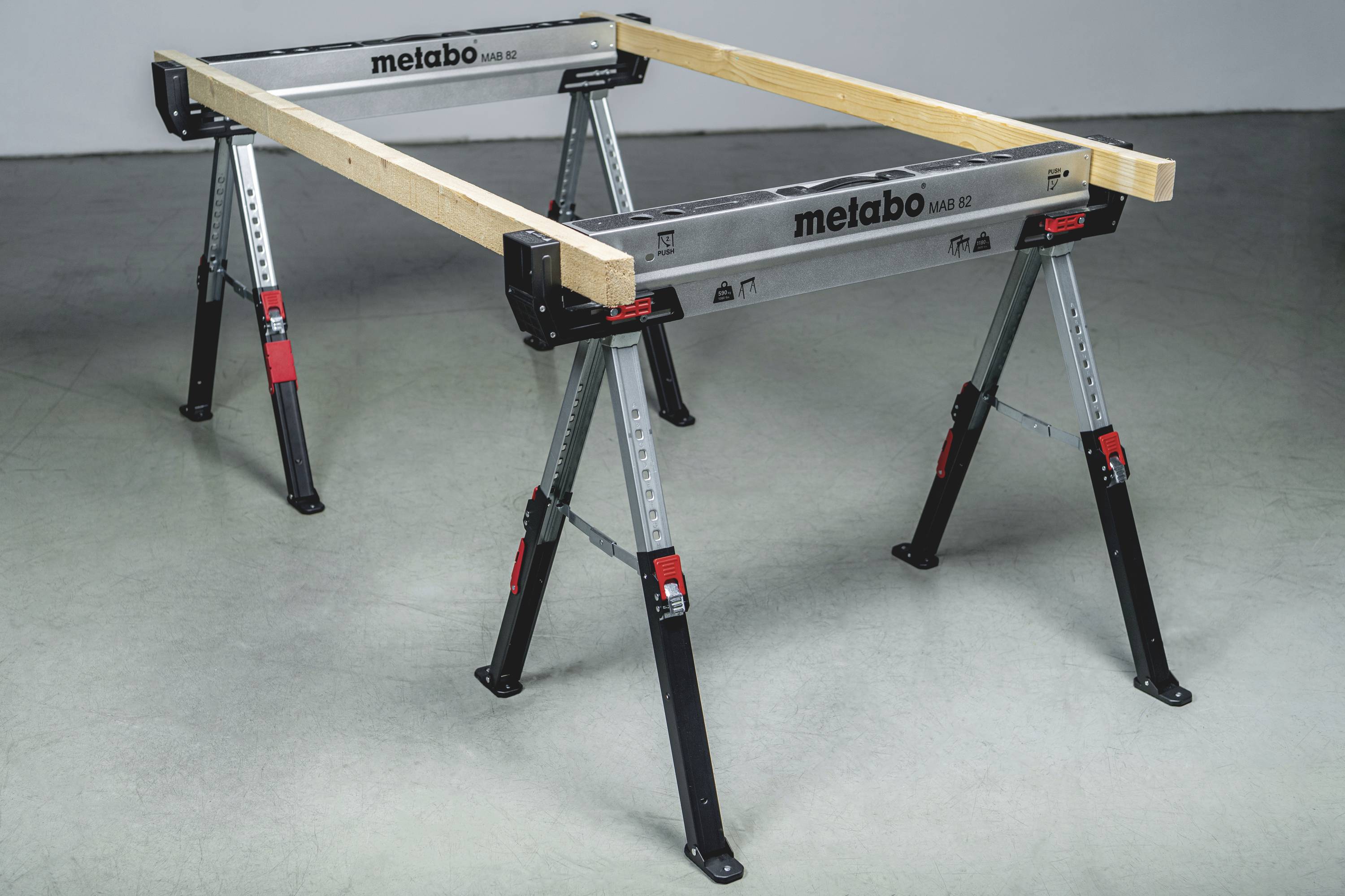 Stabiele, in hoogte verstelbare zaagbok met houten frame en metalen poten, geschikt voor veilige ondersteuning bij het zagen van materialen.