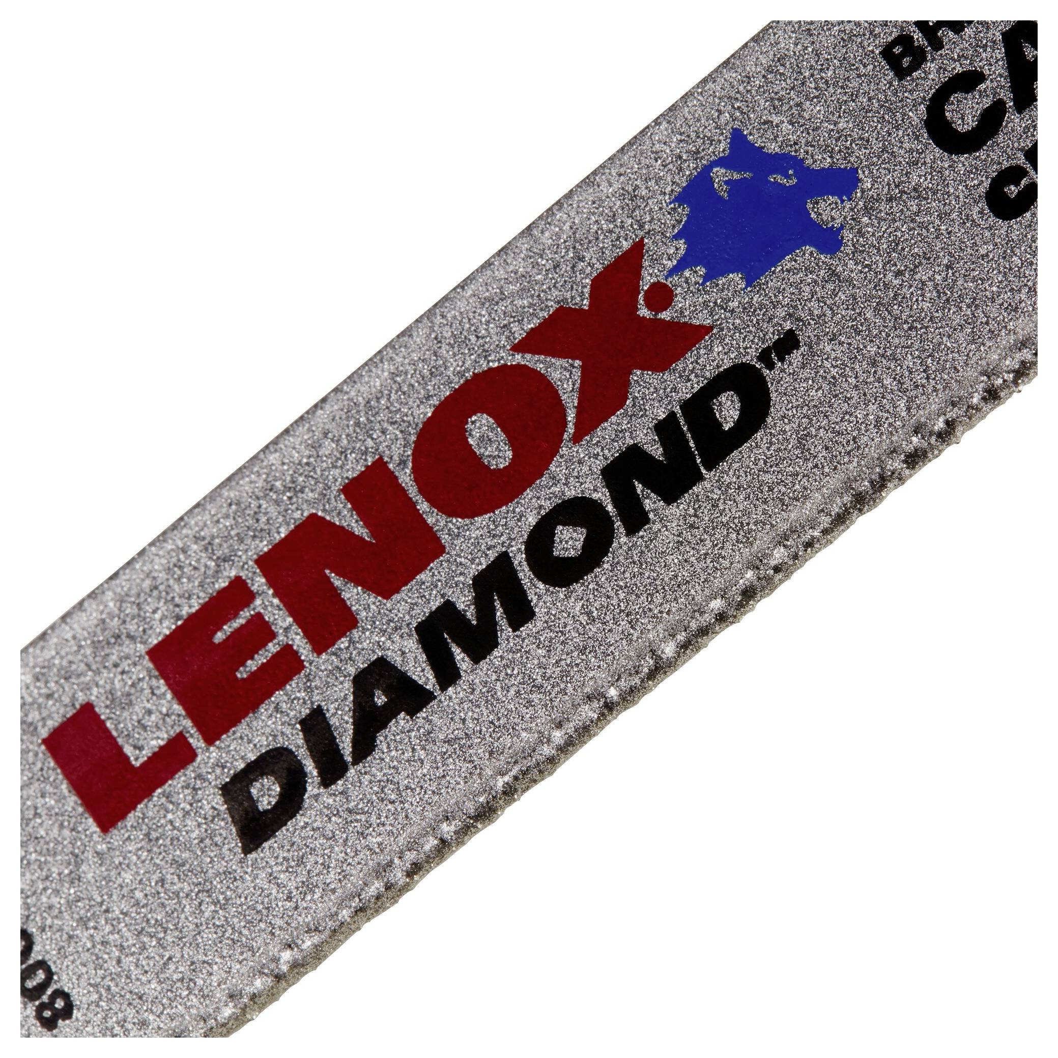 Diamanten-metaaloppervlak met rood 'Lenox'-logo en blauwe leeuwenkop-symbool rechts.