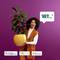 Een vrouw met krullend haar houdt een plant vast en zegt 'Hallo...'. Onderaan symbolen: Compatibel met Google Home, Alexa en Siri Shortcuts.