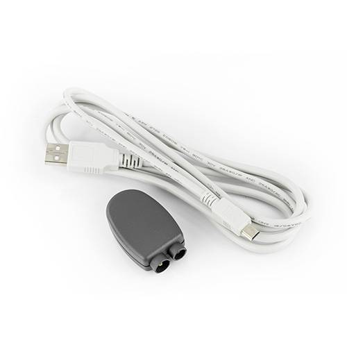 Een wit USB-kabel met stekker en een grijze, ovale adapterbox ernaast.