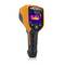 Een oranje-zwarte warmtebeeldcamera met display toont een thermisch beeld met temperatuurverloop. Het is een draagbaar apparaat.