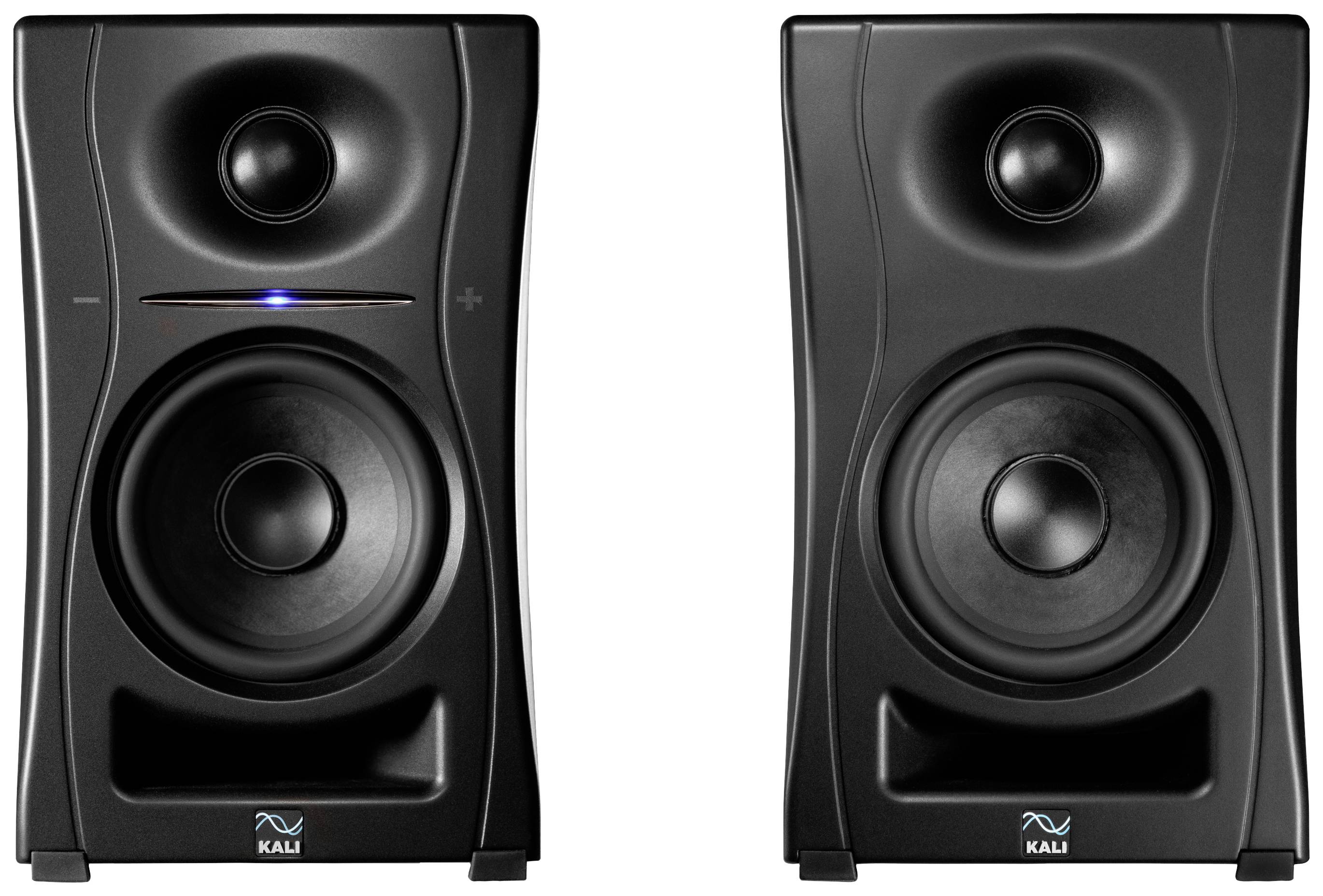 Twee zwarte luidsprekers met bassreflexpoort en blauwe LED-indicator, geschikt voor muziekproductie of hoogwaardige audioweergave.