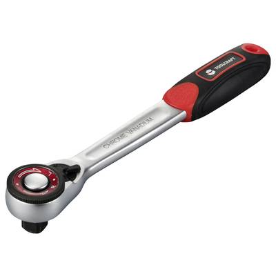 Een zilverkleurige moersleutel met een rood en zwart handvat. De kop van de sleutel is rond met een verstelmechanisme.