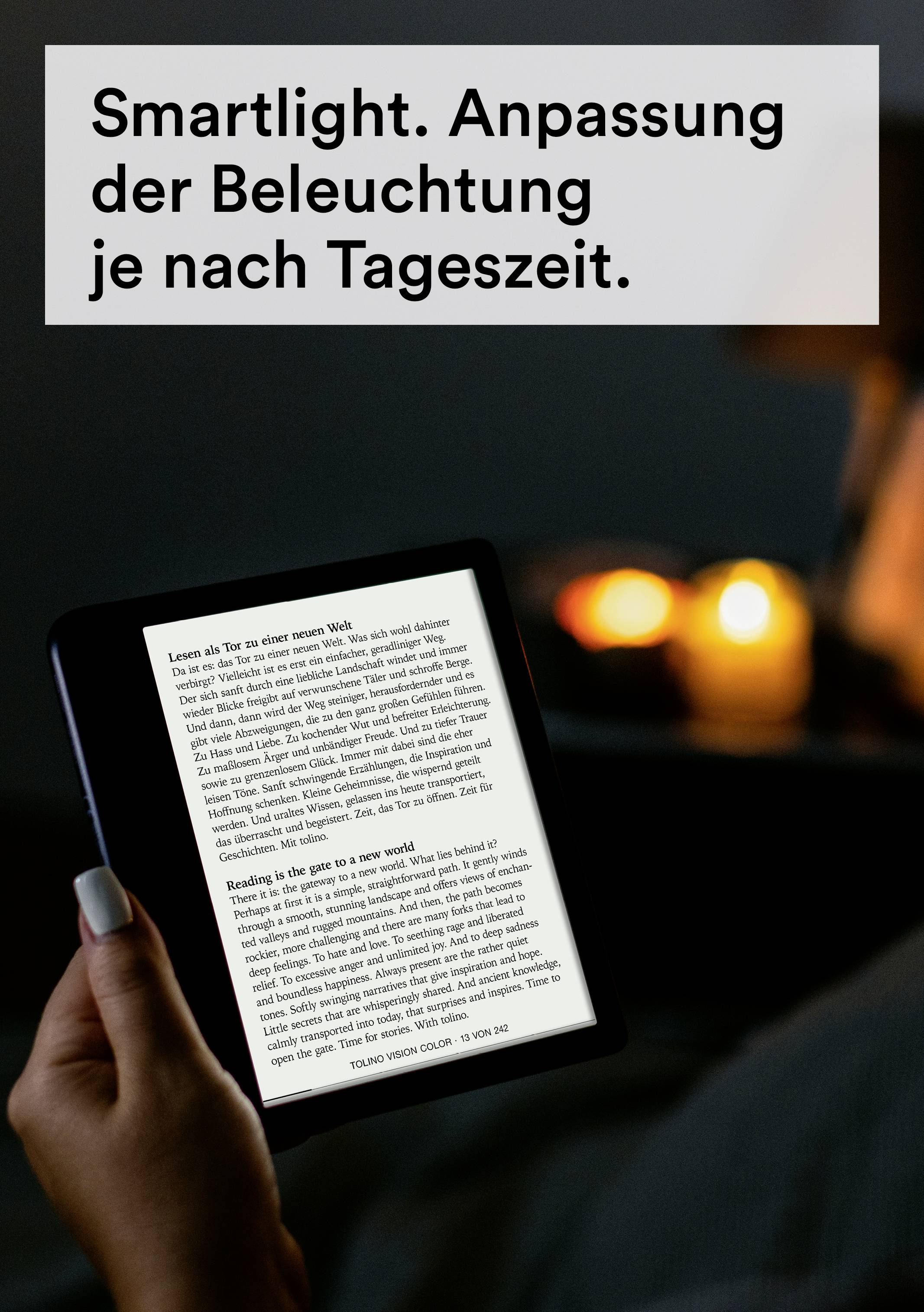 Een persoon houdt een e-reader vast, omringd door kaarslicht. De tekst bovenaan beschrijft de functie van het slimme licht voor het aanpassen van de verlichting op basis van de dagperiode.