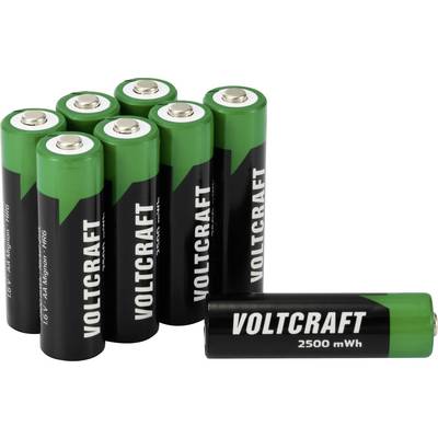 Acht zwarte en groene batterijen van het merk Voltcraft, type AA, met een capaciteit van 2500 mWh, zijn gerangschikt. Één batterij ligt apart vooraan.