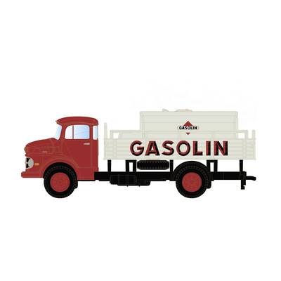 Rode tankwagen met de tekst 'Gasolin' aan de zijkant van de tank. Het voertuig vertoont een klassiek design.