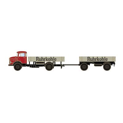 Historische rode vrachtwagen met aanhanger, beide voorzien van de tekst 'Ruhrkohle'.