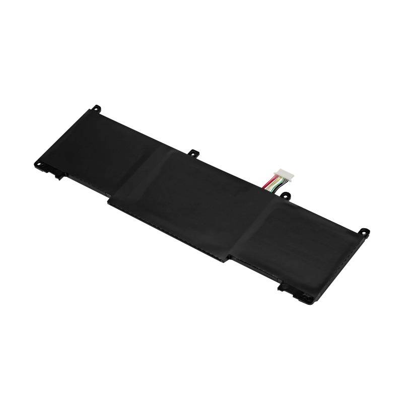 Een zwarte laptopaccu, rechthoekig met een klein aansluitkabel met gekleurde draden aan de zijkant.