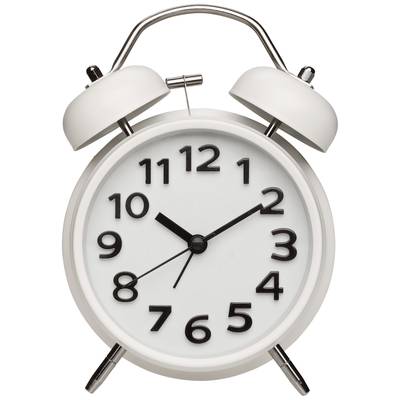 Een witte wekker met twee bellen toont 10:09 uur aan.