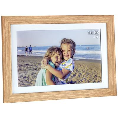Twee lachende kinderen omarmen elkaar op het strand bij zonnig weer. Een tijdstip van '10:58' en een temperatuur van '9°C' zijn zichtbaar op de afbeelding.