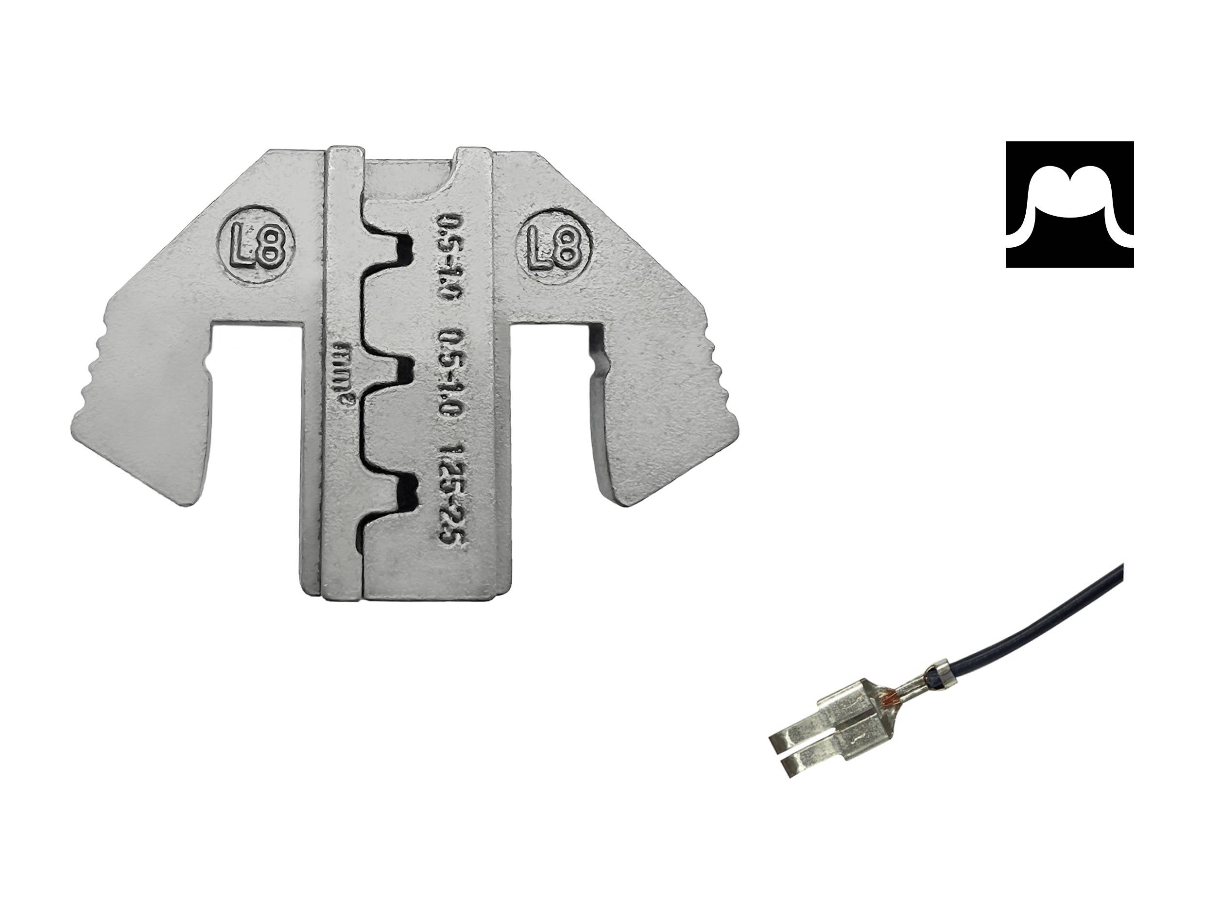 Een metalen gereedschap voor kabelverbinding met een gemarkeerde schaal en een aan de zijkant gedrukt logo. Ernaast een aansluitkabel.