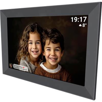 Een digitaal fotolijstscherm toont twee lachende kinderen naast elkaar. In de bovenhoek staan de tijd '19:17' en de temperatuur '8°C'.