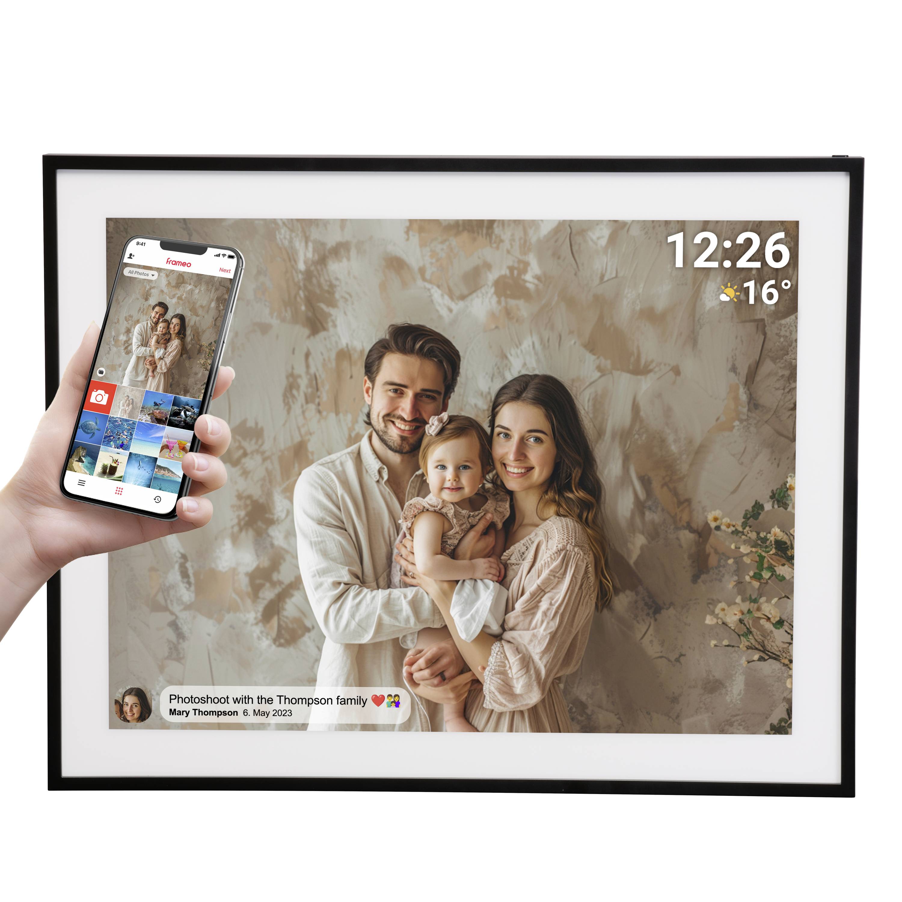 Een gelukkige familie poseert voor een portret; op de voorgrond toont een smartphone hetzelfde beeld en een weer-app.