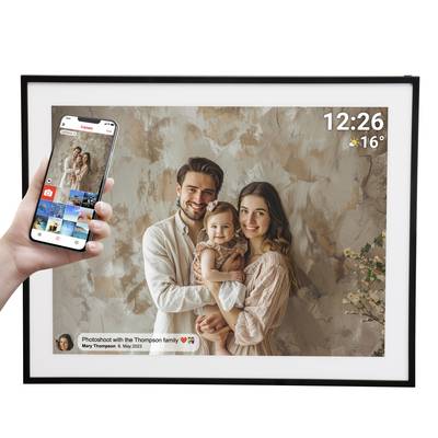 Een gelukkige familie poseert voor een portret; op de voorgrond toont een smartphone hetzelfde beeld en een weer-app.