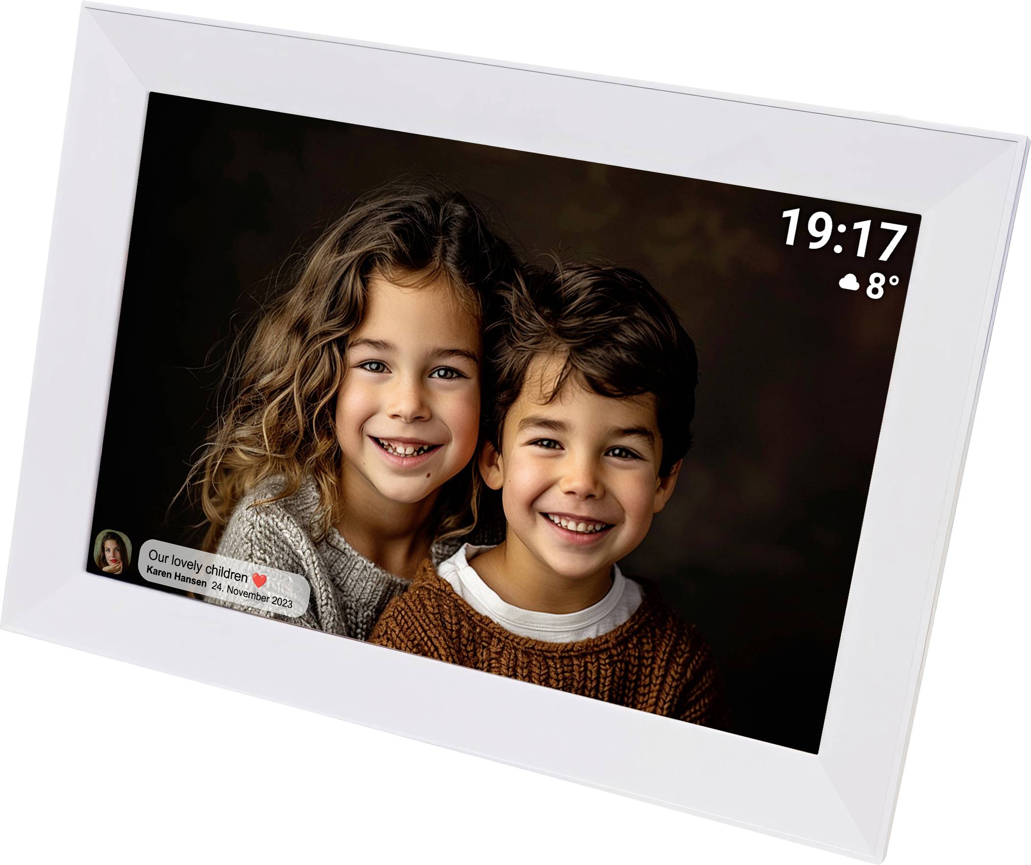 Twee kinderen glimlachen in de camera. In de hoek van de foto staat de tijd 19:17 en de temperatuur -8°C.