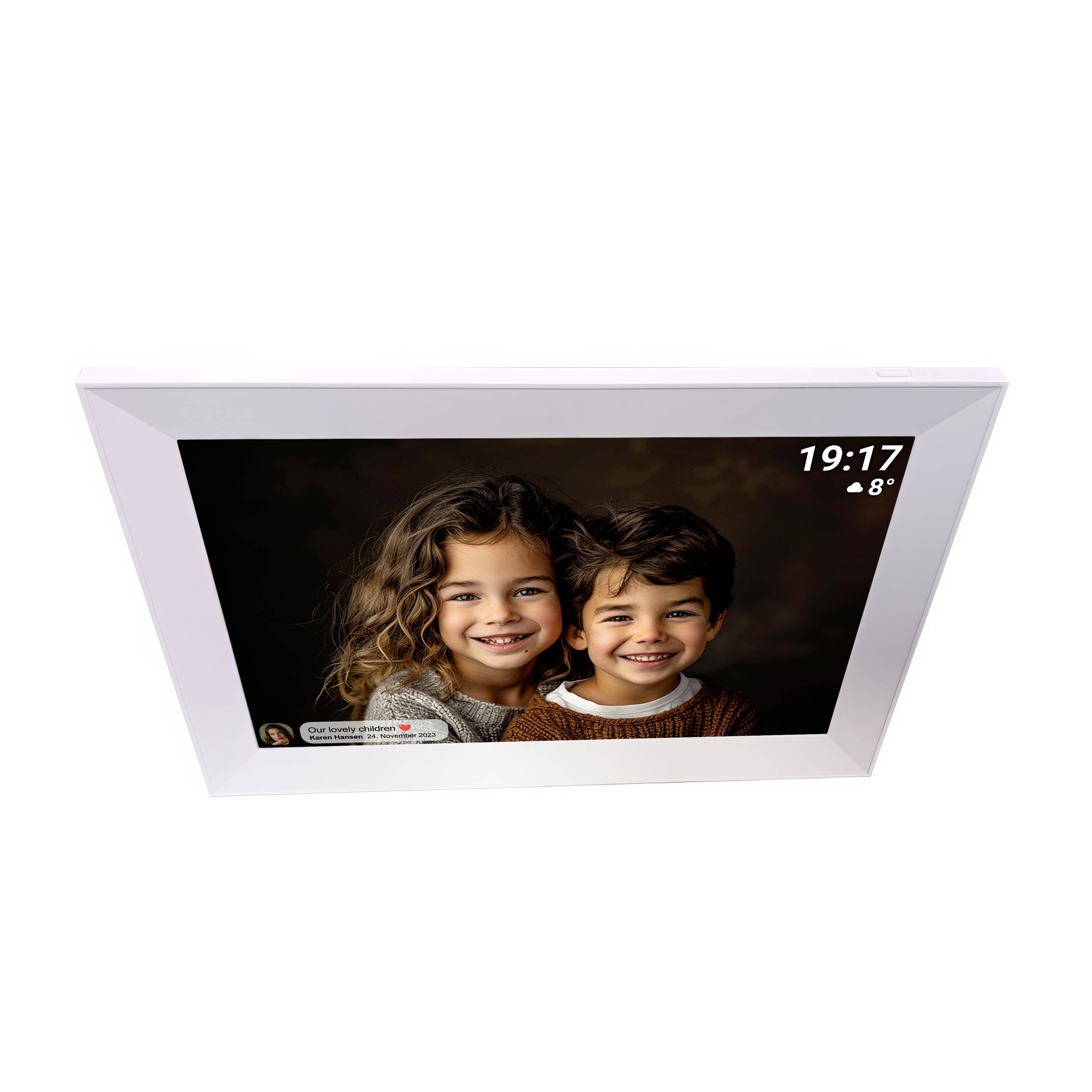 Digitale fotolijst met een ingezoomd foto van twee lachende kinderen, tijd '19:17', temperatuur 8°C en een klein berichtje in de hoek.