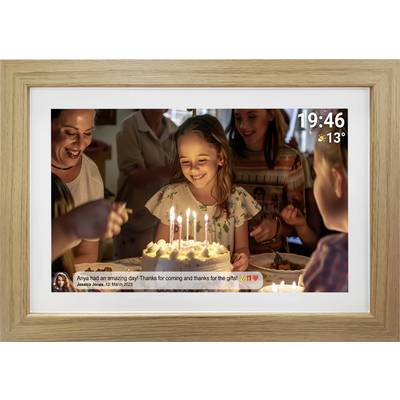 Een meisje glimlacht voor een verjaardagstaart met kaarsen, omringd door familie en vrienden. Rechtsboven: Tijd en temperatuur.