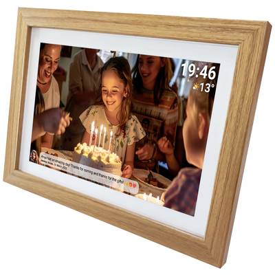 Een kind zit voor een verjaardagstaart met kaarsen, omringd door lachende mensen. Rechtsboven worden tijd en temperatuur weergegeven.