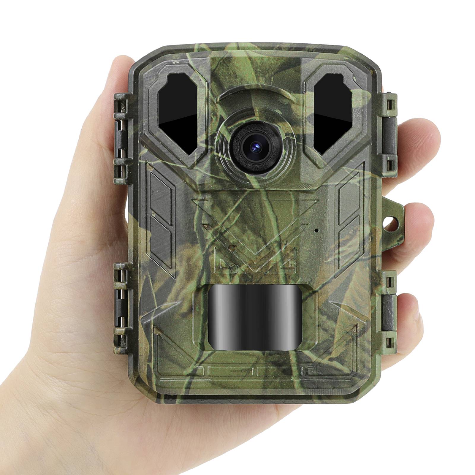 Een hand houdt een camouflagekleurige wildcamera vast. De camera heeft een lens in het midden en is rechthoekig met afgeronde hoeken.